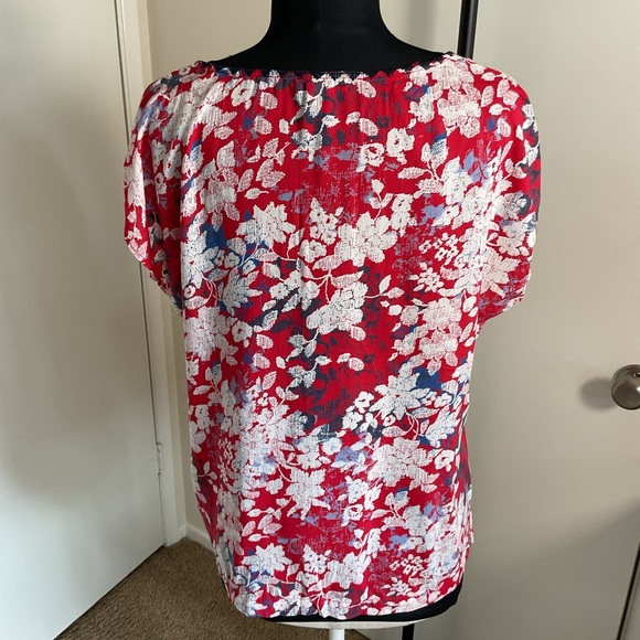 20. Lucky Brand Red and White Graphic Cap Sleeve Blouse Size Medium - Picture 9 of 9